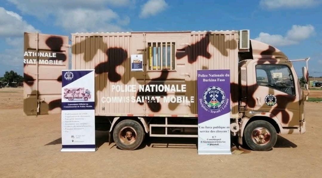 La Police nationale du Burkina Faso a inauguré son premier commissariat mobile à Nagrin. Une innovation sécuritaire portée par le président Ibrahim Traoré pour rapprocher les services de l’État des citoyens.