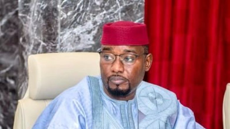 Le Procureur Général de Niamey a révélé l’implication présumée de l’ancien ministre Ibrahim Yacoubou dans une affaire de sacrifices humains. Ce scandale secoue le Niger et pose un défi majeur à l’indépendance de la justice et à la cohésion nationale.