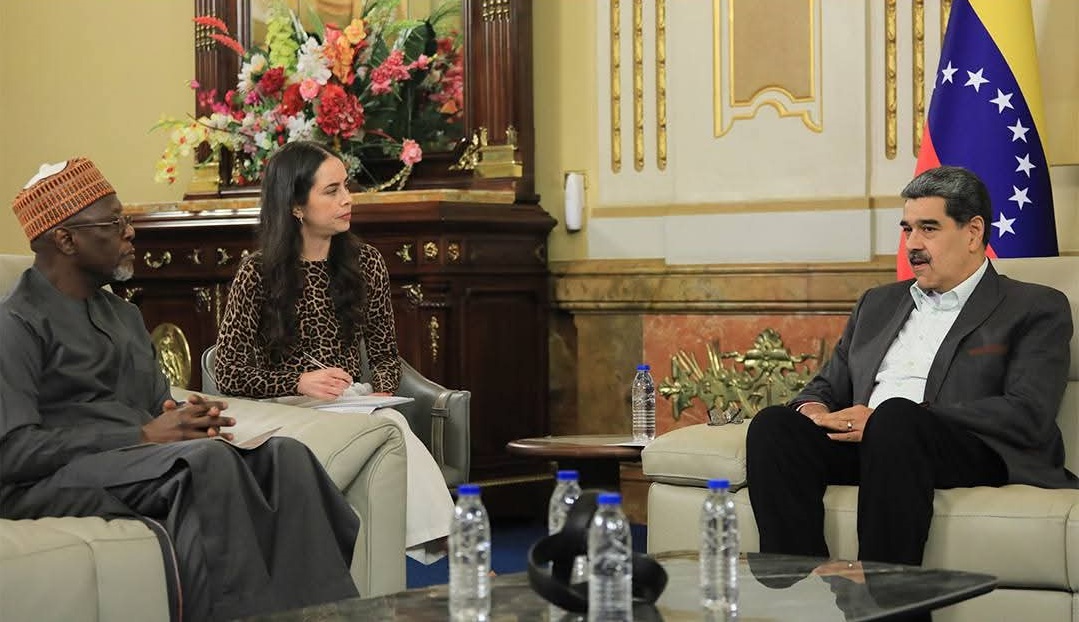 Coopération Niger Venezuela diplomatie Sud-Sud : Yaou Sangaré Bakary reçu par Nicolás Maduro pour renforcer les partenariats bilatéraux et célébrer 20 ans d’amitié.