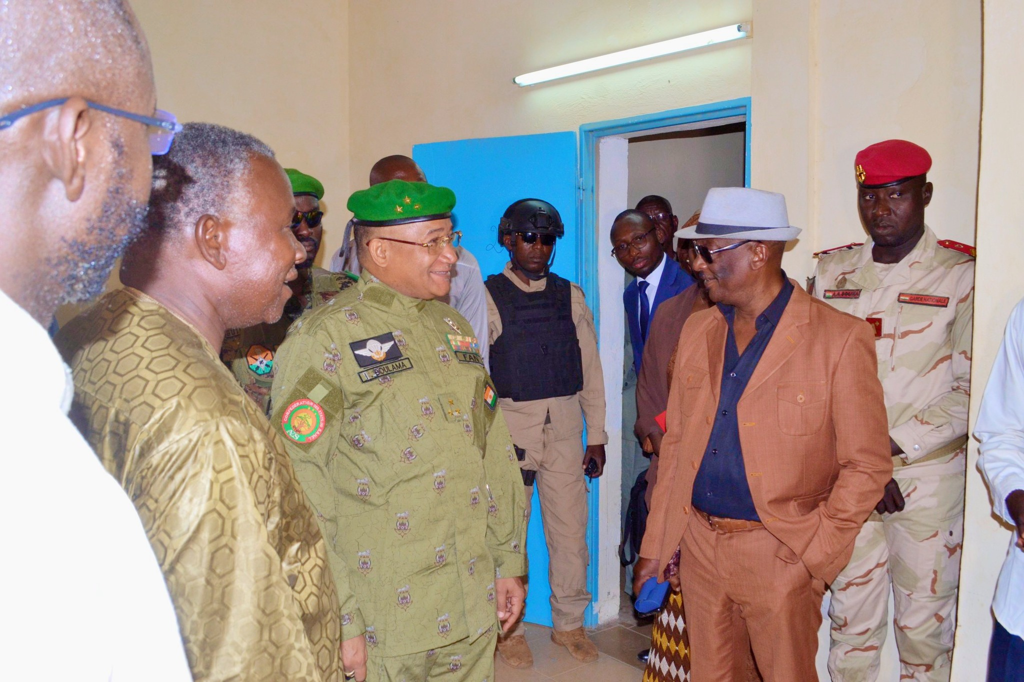 Visite de travail du Ministre de la Formation professionnelle Agadez : Pr Farmo Moumouni évalue les besoins des lycées et centres techniques pour renforcer l’emploi des jeunes.