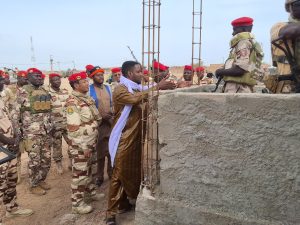 Le Haut Commandant de la Garde Nationale du Niger salue les unités d’Agadez pour leur héroïsme. Une tournée marquée par des hommages, des équipements médicaux et un engagement fort pour la sécurité nationale.