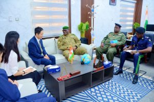 Coopération diplomatie Chine, Cuba, Niger : les nouveaux ambassadeurs rencontrent le ministre Toumba pour renforcer les partenariats bilatéraux en développement, santé et éducation.