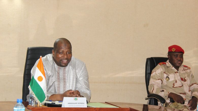 Le ministre Abdoulaye Seydou préside une réunion stratégique pour relancer l’économie nigérienne. Objectifs : diversification industrielle, compétitivité et souveraineté économique.
