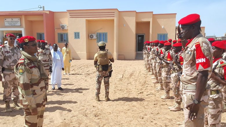 Le Haut Commandant de la Garde Nationale du Niger salue les unités d’Agadez pour leur héroïsme. Une tournée marquée par des hommages, des équipements médicaux et un engagement fort pour la sécurité nationale.