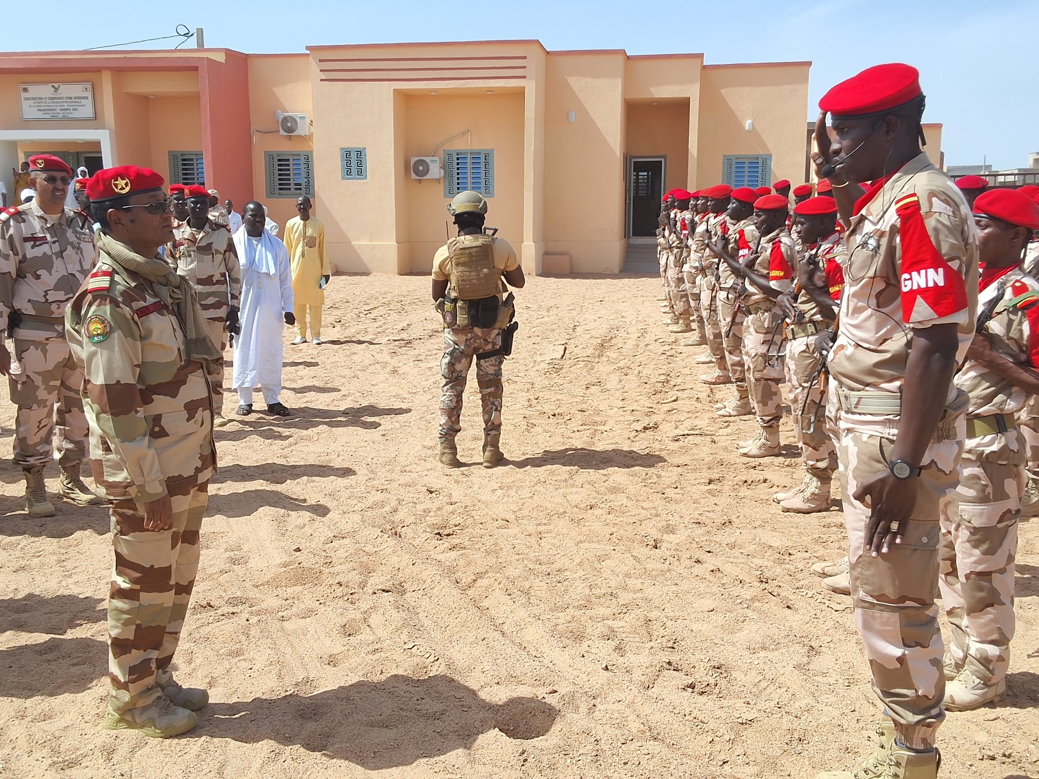 Le Haut Commandant de la Garde Nationale du Niger salue les unités d’Agadez pour leur héroïsme. Une tournée marquée par des hommages, des équipements médicaux et un engagement fort pour la sécurité nationale.