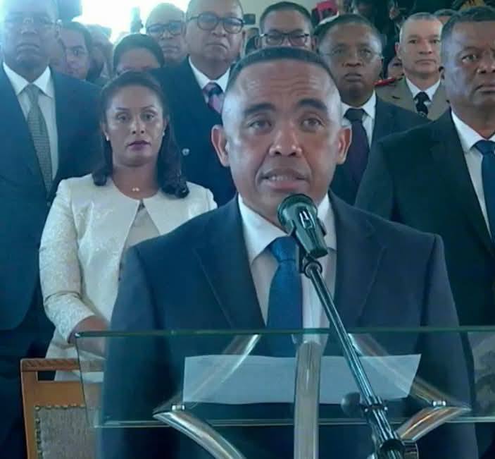 Madagascar : Le Colonel Michaël Randrianirina prête serment et promet la rupture. Découvrez son programme de choc : lutte anti-corruption, réformes urgentes sur l'énergie et la santé, pour sortir le pays de la crise. Analyse des réactions.
