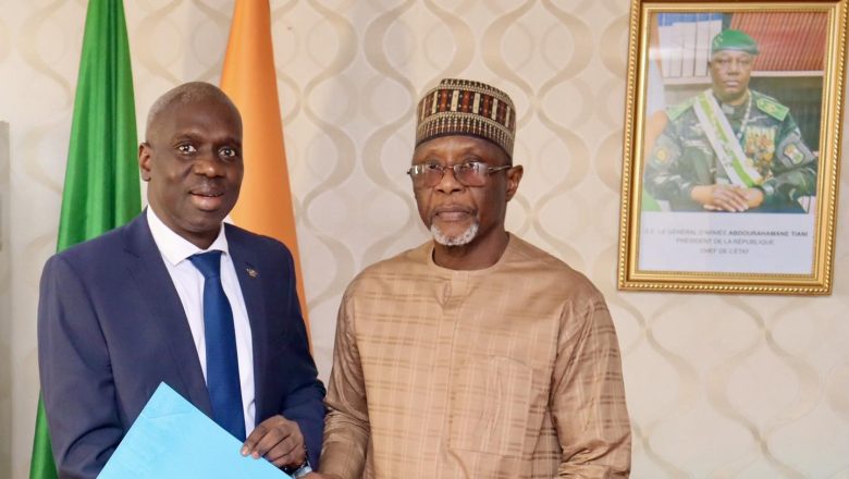 Le Niger renforce sa coopération régionale avec l’EAMAC à travers la nomination de Oumar Mamadou Ba. Cette rencontre diplomatique à Niamey marque une nouvelle étape dans la gouvernance climatique et aéronautique africaine, portée par une ambition partagée d’innovation et de développement durable.