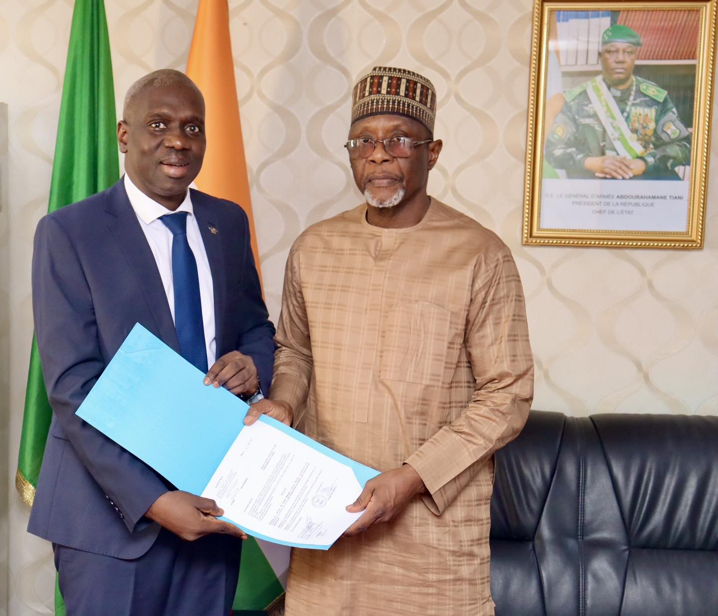 Le Niger renforce sa coopération régionale avec l’EAMAC à travers la nomination de Oumar Mamadou Ba. Cette rencontre diplomatique à Niamey marque une nouvelle étape dans la gouvernance climatique et aéronautique africaine, portée par une ambition partagée d’innovation et de développement durable.