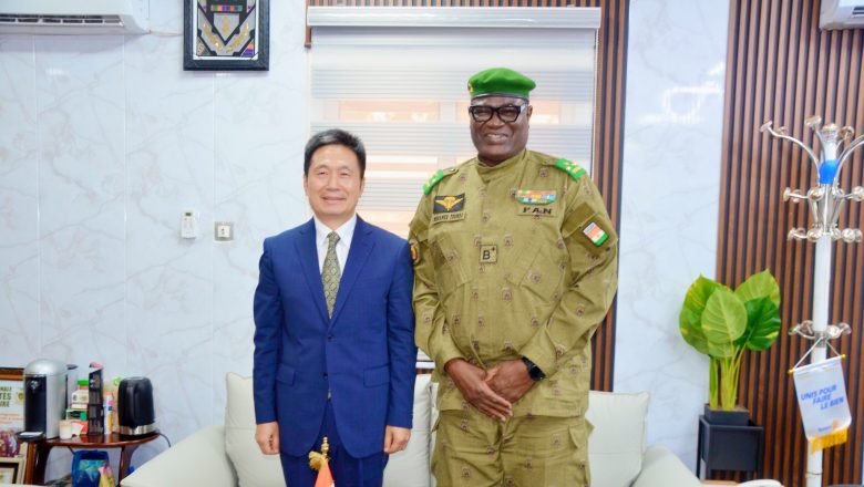 Coopération diplomatie Chine, Cuba, Niger : les nouveaux ambassadeurs rencontrent le ministre Toumba pour renforcer les partenariats bilatéraux en développement, santé et éducation.
