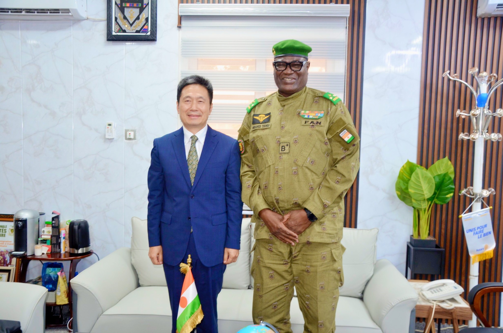 Coopération diplomatie Chine, Cuba, Niger : les nouveaux ambassadeurs rencontrent le ministre Toumba pour renforcer les partenariats bilatéraux en développement, santé et éducation.