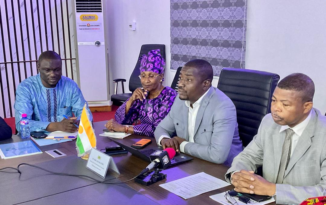 Le Ministre nigérien Adji Ali Salatou reçoit un document sur la Politique Nationale de Développement du Numérique 2026-2035