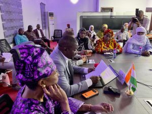 Le Ministre nigérien Adji Ali Salatou reçoit un document sur la Politique Nationale de Développement du Numérique 2026-2035 