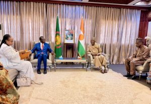 Le Niger et la FAO renforcent leur coopération pour faire face aux défis alimentaires du Sahel. À Niamey, une rencontre diplomatique entre Bakary Yaou Sangaré et Alhassan Cissé ouvre la voie à de nouvelles perspectives de développement rural et de résilience climatique.