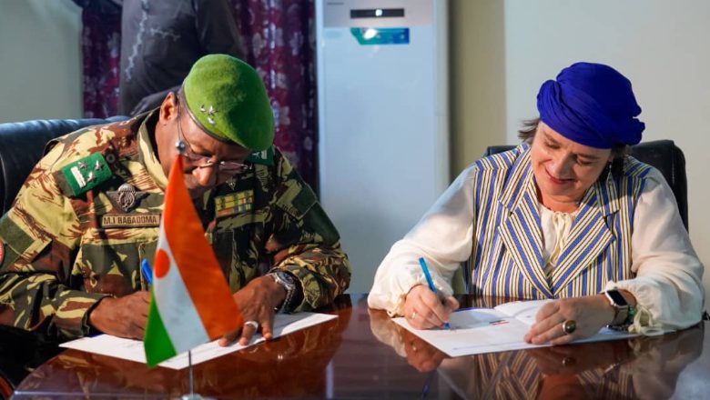 L’OIM et le Gouvernorat de Diffa signent un accord pour renforcer la stabilité régionale. Objectifs : développement local, cohésion sociale et résilience climatique.