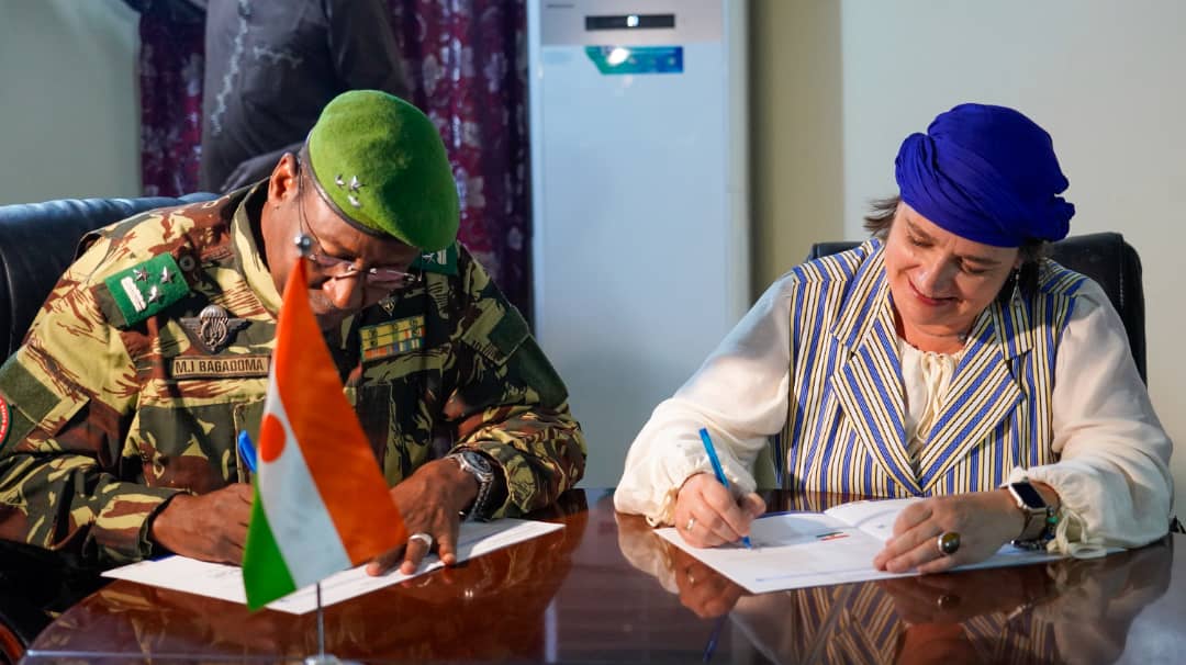 L’OIM et le Gouvernorat de Diffa signent un accord pour renforcer la stabilité régionale. Objectifs : développement local, cohésion sociale et résilience climatique.