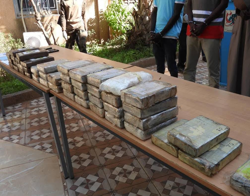 L’OCRTIS saisit 51,7 kilos de cocaïne à Gaya, pour plus de 2,5 milliards FCFA. Trois suspects arrêtés, des biens confisqués, et des liens présumés avec le terrorisme examinés. Une victoire sécuritaire pour le Niger.