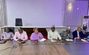 Le Ministre nigérien Adji Ali Salatou reçoit un document sur la Politique Nationale de Développement du Numérique 2026-2035 