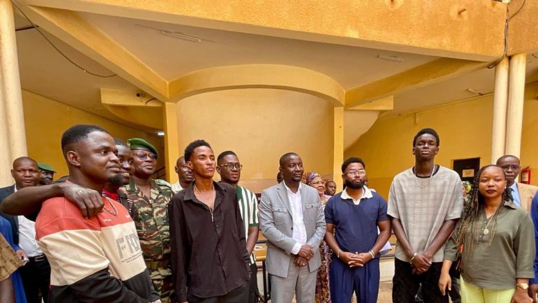 Le Ministre nigérien de la Communication, Adji Ali Salatou, a présidé la remise des prix du concours "Sarkin Waka" pour la musique urbaine, soulignant l'alliance entre culture, jeunesse créative et technologies numériques dans le cadre de la refondation nationale.