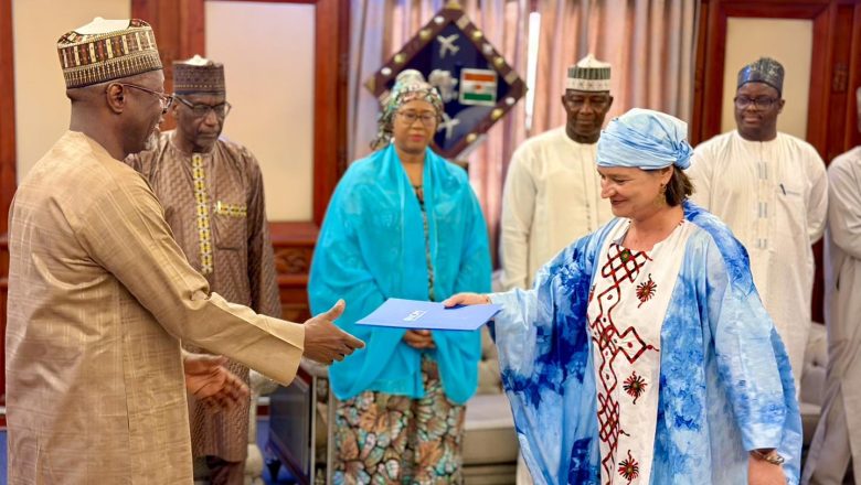 Le Niger et l’OIM intensifient leur collaboration pour encadrer les flux migratoires, lutter contre les trafics et soutenir les rapatriés. Une rencontre diplomatique à Niamey marque le début d’un partenariat opérationnel au cœur du Sahel.