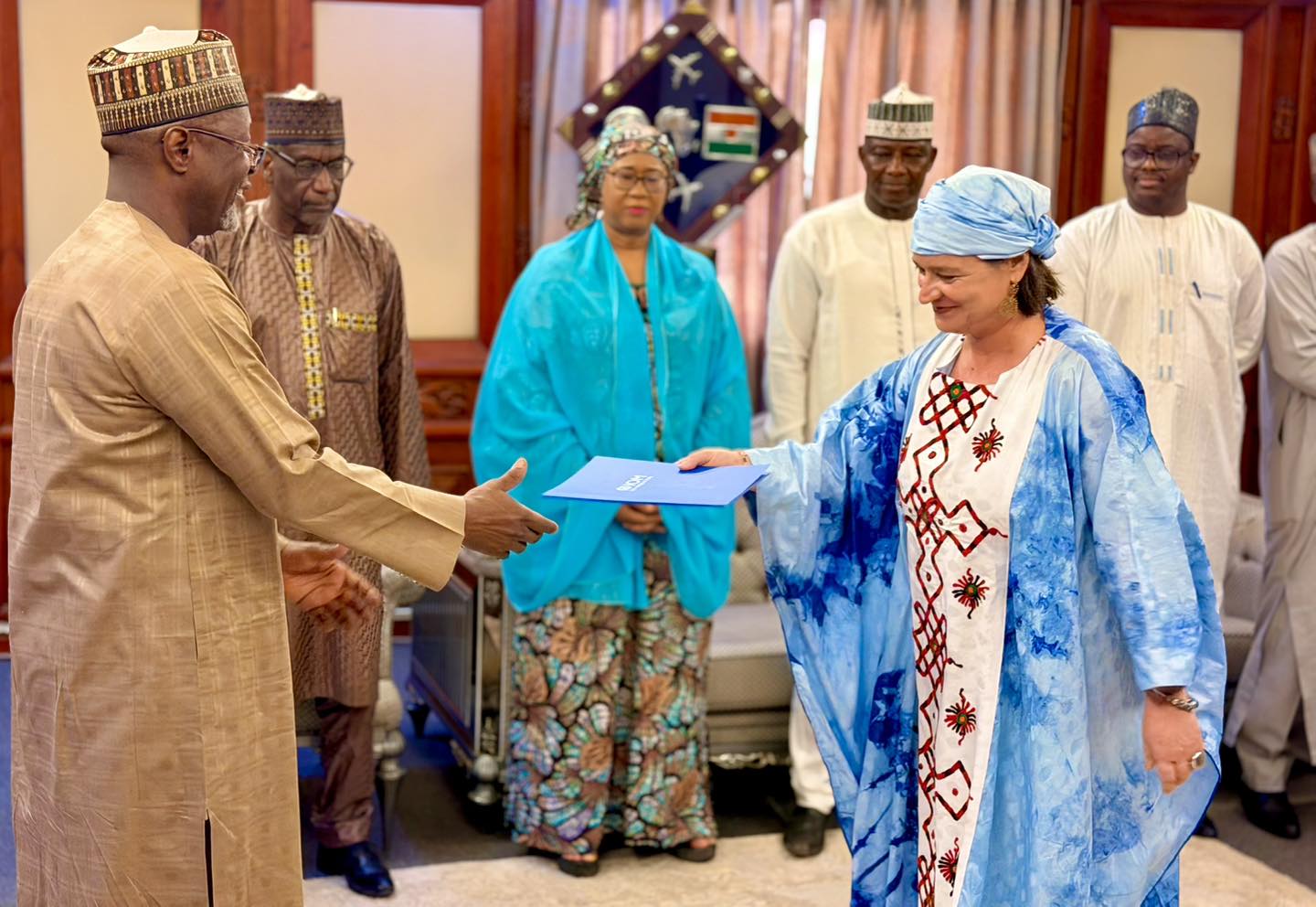 Le Niger et l’OIM intensifient leur collaboration pour encadrer les flux migratoires, lutter contre les trafics et soutenir les rapatriés. Une rencontre diplomatique à Niamey marque le début d’un partenariat opérationnel au cœur du Sahel.