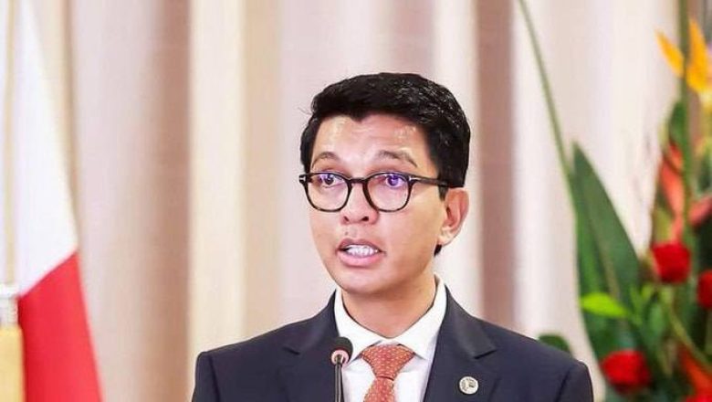 Rajoelina rejette sa destitution, dénonce la HCC et accuse l'armée de coercition. Un bras de fer légal et militaire menace Antananarivo.