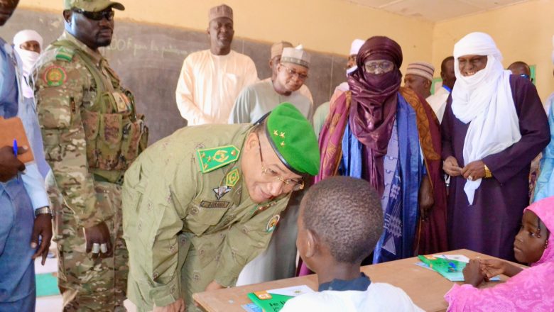 Le Général Ibra Boulama Issa, Gouverneur d'Agadez (Niger), a officiellement lancé la rentrée scolaire 2025-2026. Accompagné du Sultan de l'Aïr, il a distribué des fournitures et appelé à la résilience, plaçant l'éducation au centre de la souveraineté et du développement de la région