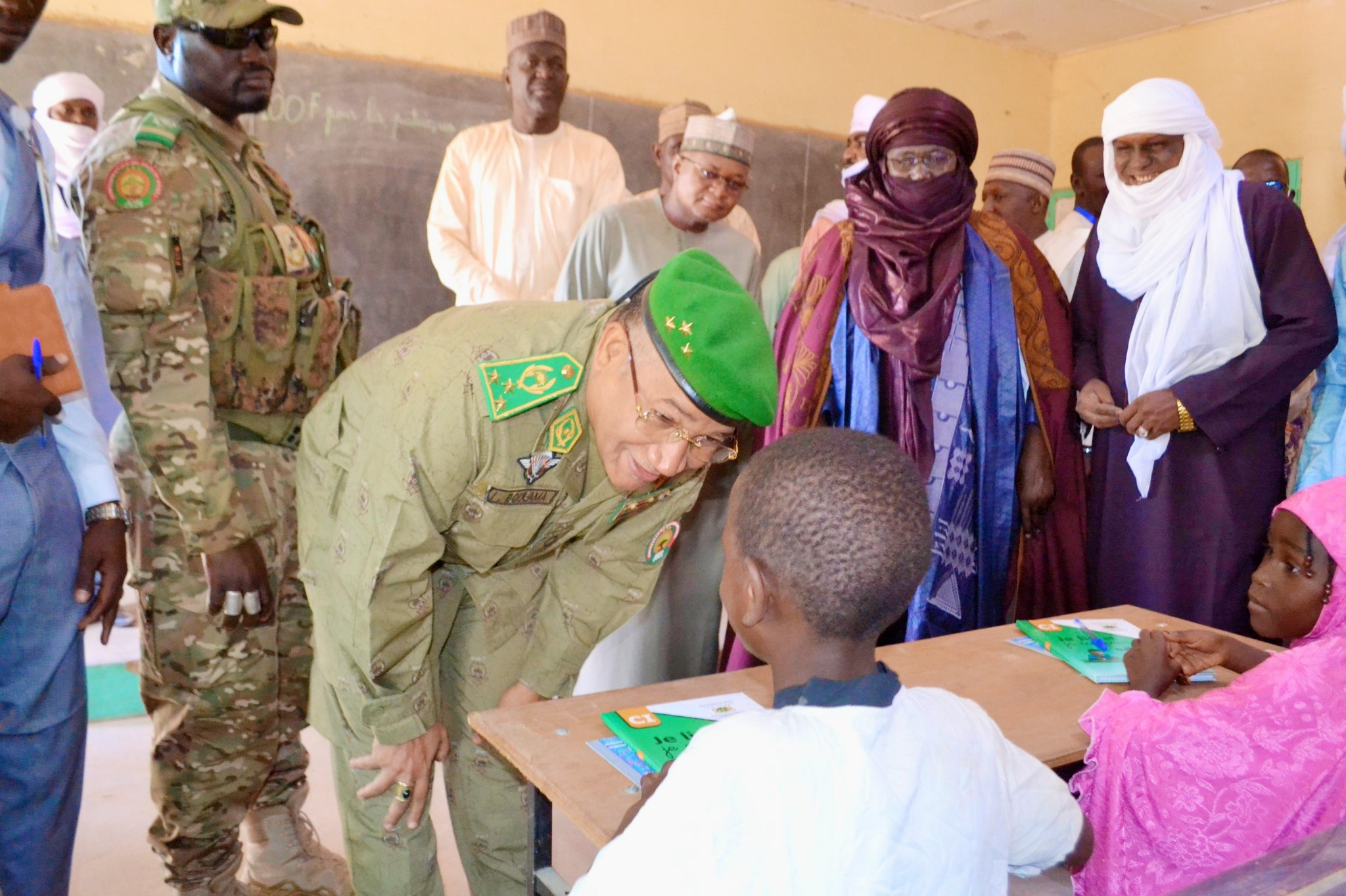 Le Général Ibra Boulama Issa, Gouverneur d'Agadez (Niger), a officiellement lancé la rentrée scolaire 2025-2026. Accompagné du Sultan de l'Aïr, il a distribué des fournitures et appelé à la résilience, plaçant l'éducation au centre de la souveraineté et du développement de la région