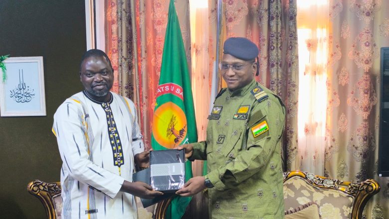 L’Administrateur Délégué de la Ville de Niamey a reçu une délégation officielle du Burkina Faso pour échanger sur les enjeux d’aménagement urbain. Cette initiative s’inscrit dans une dynamique de coopération bilatérale visant à promouvoir des métropoles sahéliennes résilientes, accessibles et respectueuses de l’environnement.