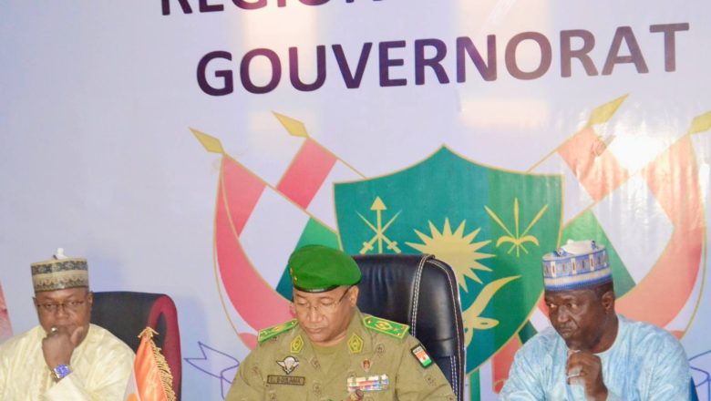 Lors d’un point presse au gouvernorat, le Général de Division Ibra Boulama Issa a présenté le bilan de la 58ᵉ Cure Salée. L’événement, marqué par une forte mobilisation et une organisation exemplaire, confirme la volonté du Niger de valoriser ses traditions dans une dynamique de modernisation et de rayonnement régional.