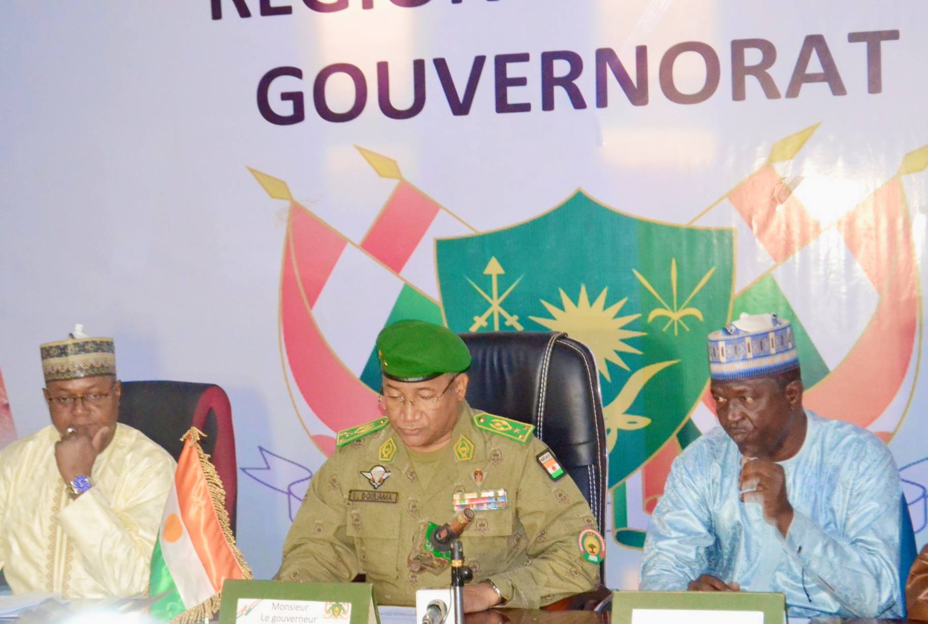 Lors d’un point presse au gouvernorat, le Général de Division Ibra Boulama Issa a présenté le bilan de la 58ᵉ Cure Salée. L’événement, marqué par une forte mobilisation et une organisation exemplaire, confirme la volonté du Niger de valoriser ses traditions dans une dynamique de modernisation et de rayonnement régional.