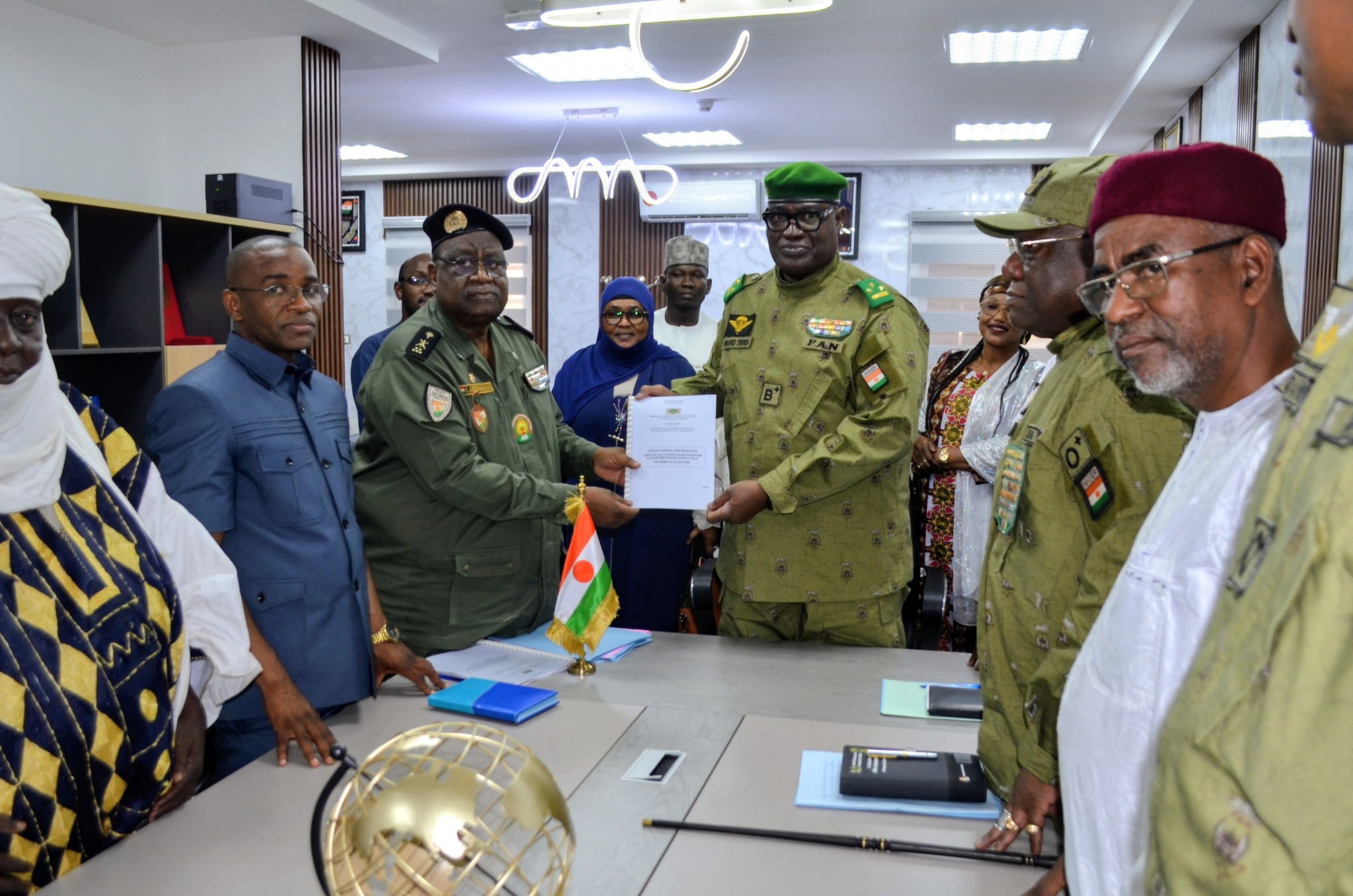 Face à l’urbanisation anarchique à Niamey, un rapport officiel propose des mesures radicales — audit des lotissements, Agence Unique du Foncier et Ceinture verte — pour prévenir les conflits sociaux et restaurer la paix urbaine.