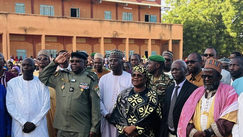À Niamey, la Ministre de l’Éducation lance “Une Semaine, Une École” au CES Gaweye 2, valorisant excellence académique, patriotisme et innovation. Une initiative phare pour refonder le système éducatif nigérien et renforcer l’engagement citoyen des élèves.