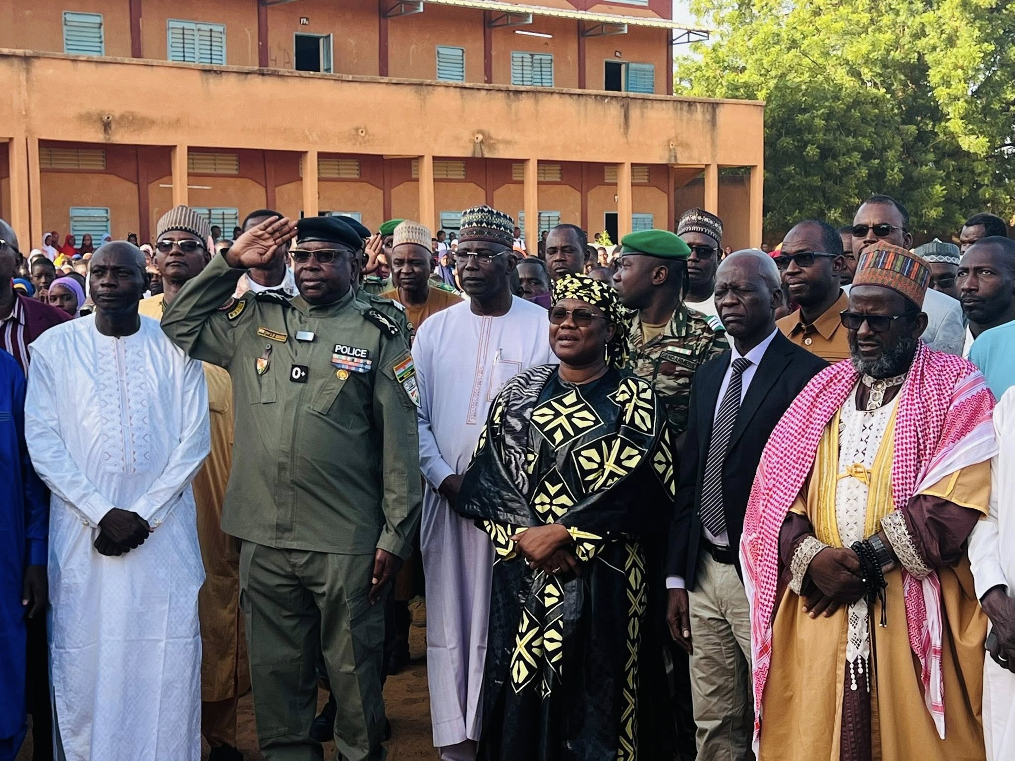 À Niamey, la Ministre de l’Éducation lance “Une Semaine, Une École” au CES Gaweye 2, valorisant excellence académique, patriotisme et innovation. Une initiative phare pour refonder le système éducatif nigérien et renforcer l’engagement citoyen des élèves.