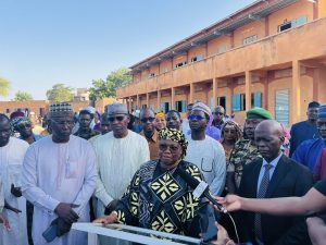 À Niamey, la Ministre de l’Éducation lance “Une Semaine, Une École” au CES Gaweye 2, valorisant excellence académique, patriotisme et innovation. Une initiative phare pour refonder le système éducatif nigérien et renforcer l’engagement citoyen des élèves.