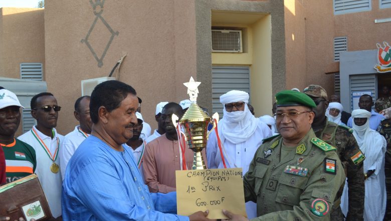 À Agadez, les boulistes et footballeurs ont été honorés par le gouverneur Ibra Boulama Issa après leurs performances nationales. Cette célébration sportive met en lumière l’engagement local pour une jeunesse dynamique, unie et porteuse d’espoir dans un contexte sahélien exigeant.