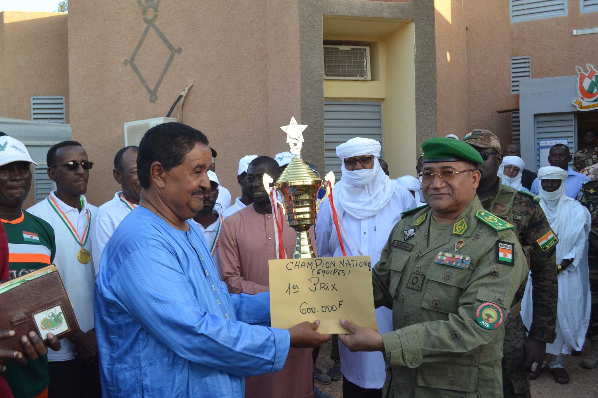 À Agadez, les boulistes et footballeurs ont été honorés par le gouverneur Ibra Boulama Issa après leurs performances nationales. Cette célébration sportive met en lumière l’engagement local pour une jeunesse dynamique, unie et porteuse d’espoir dans un contexte sahélien exigeant.