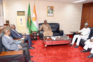 Le Niger renforce sa coopération régionale avec l’EAMAC à travers la nomination de Oumar Mamadou Ba. Cette rencontre diplomatique à Niamey marque une nouvelle étape dans la gouvernance climatique et aéronautique africaine, portée par une ambition partagée d’innovation et de développement durable.