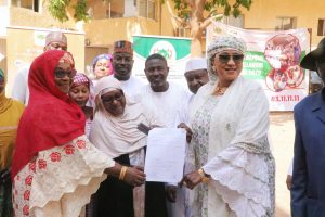 À Niamey, les agents du Trésor public versent plus de 16 millions de francs CFA au Fonds de Solidarité pour la Sauvegarde de la Patrie, illustrant l’engagement citoyen face aux défis sécuritaires du Niger.