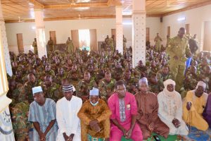 À Agadez, les épouses et femmes des FDS organisent une lecture du Coran en soutien au Fonds de Solidarité pour la Sauvegarde de la Patrie, mêlant ferveur spirituelle et engagement patriotique.