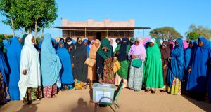 À Agadez, les épouses et femmes des FDS organisent une lecture du Coran en soutien au Fonds de Solidarité pour la Sauvegarde de la Patrie, mêlant ferveur spirituelle et engagement patriotique.