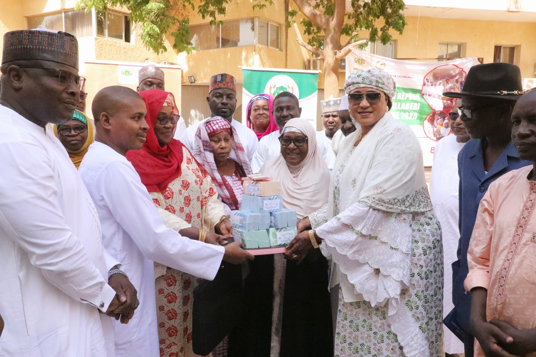 À Niamey, les agents du Trésor public versent plus de 16 millions de francs CFA au Fonds de Solidarité pour la Sauvegarde de la Patrie, illustrant l’engagement citoyen face aux défis sécuritaires du Niger.