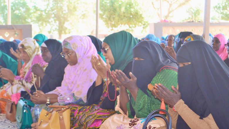 À Agadez, les épouses et femmes des FDS organisent une lecture du Coran en soutien au Fonds de Solidarité pour la Sauvegarde de la Patrie, mêlant ferveur spirituelle et engagement patriotique.