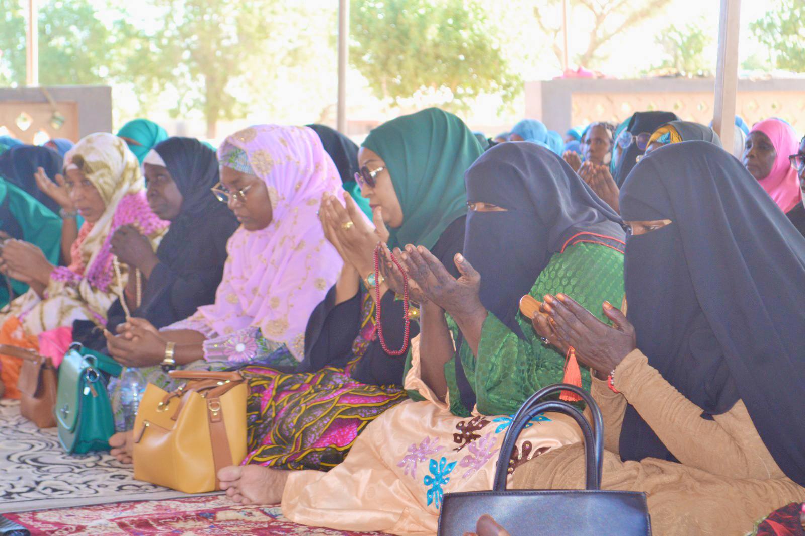 À Agadez, les épouses et femmes des FDS organisent une lecture du Coran en soutien au Fonds de Solidarité pour la Sauvegarde de la Patrie, mêlant ferveur spirituelle et engagement patriotique.