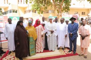 À Niamey, les agents du Trésor public versent plus de 16 millions de francs CFA au Fonds de Solidarité pour la Sauvegarde de la Patrie, illustrant l’engagement citoyen face aux défis sécuritaires du Niger.