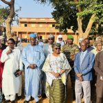 Dans le cadre de l’opération « Une Semaine, Une École », la Ministre de l’Éducation du Niger visite deux écoles primaires à Niamey. Une immersion symbolique et stratégique pour renforcer le lien entre institutions et terrain, promouvoir le civisme et améliorer les politiques éducatives.