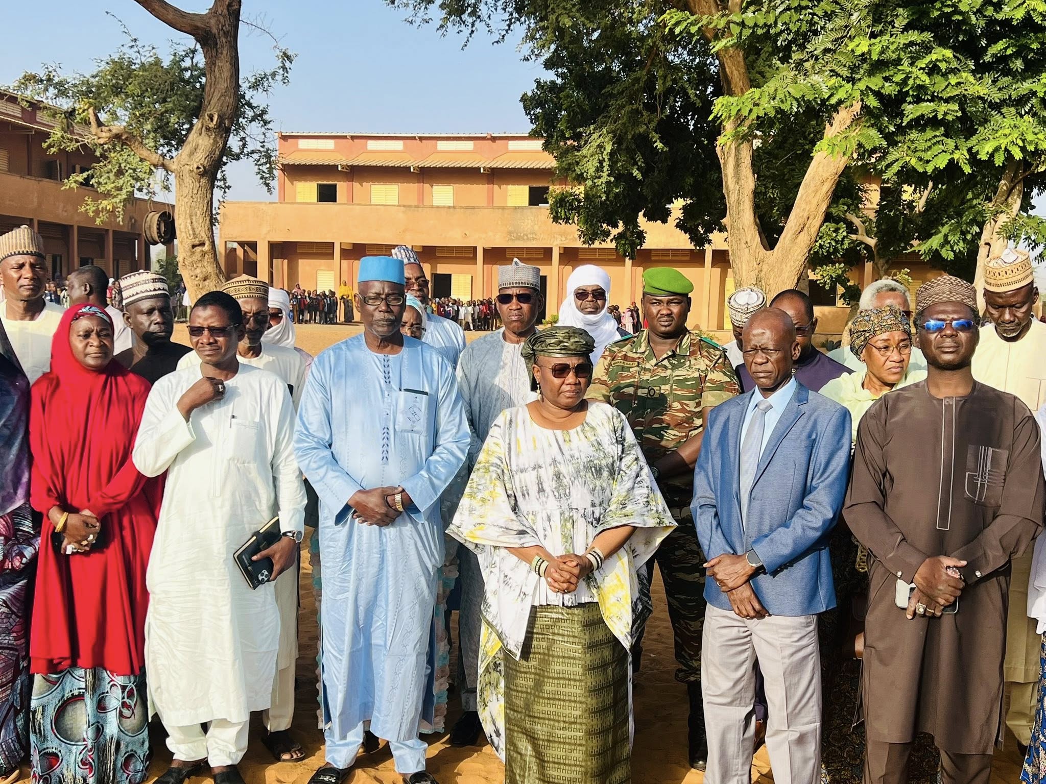 Dans le cadre de l’opération « Une Semaine, Une École », la Ministre de l’Éducation du Niger visite deux écoles primaires à Niamey. Une immersion symbolique et stratégique pour renforcer le lien entre institutions et terrain, promouvoir le civisme et améliorer les politiques éducatives.
