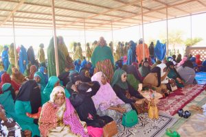 À Agadez, les épouses et femmes des FDS organisent une lecture du Coran en soutien au Fonds de Solidarité pour la Sauvegarde de la Patrie, mêlant ferveur spirituelle et engagement patriotique.