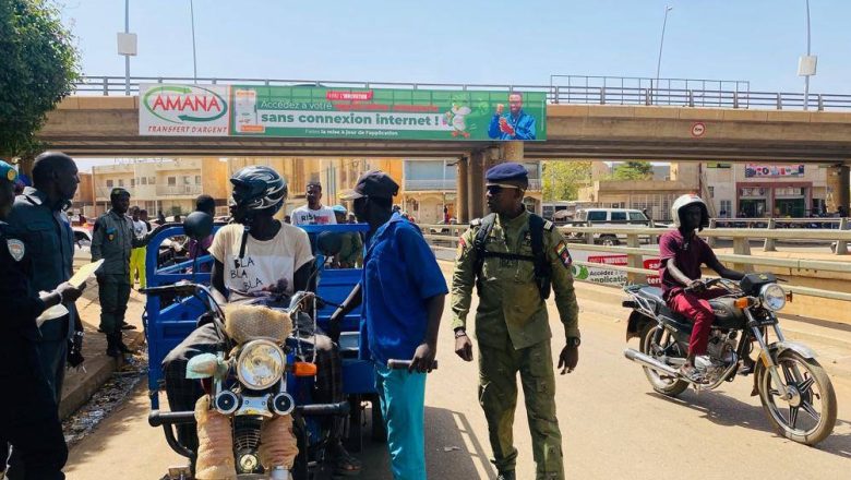 Sécurité routière à Niamey : tricycles interdits, gares pirates évacuées, les autorités frappent fort pour fluidifier le trafic et protéger les usagers.