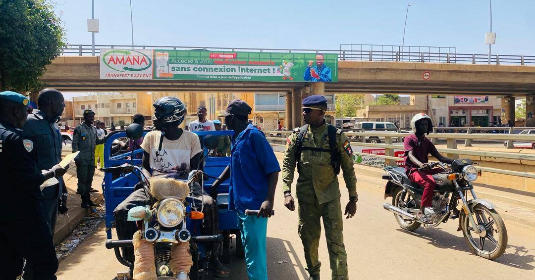 Sécurité routière à Niamey : tricycles interdits, gares pirates évacuées, les autorités frappent fort pour fluidifier le trafic et protéger les usagers.
