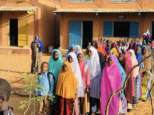 Dans le cadre de l’opération « Une Semaine, Une École », la Ministre de l’Éducation du Niger visite deux écoles primaires à Niamey. Une immersion symbolique et stratégique pour renforcer le lien entre institutions et terrain, promouvoir le civisme et améliorer les politiques éducatives.

